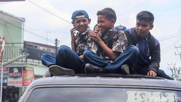 Ngeriii,.. Begini Tradisi Pelajar Garut Naik di Atap Mobil