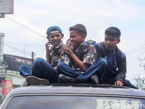 Ngeriii,.. Begini Tradisi Pelajar Garut Naik di Atap Mobil