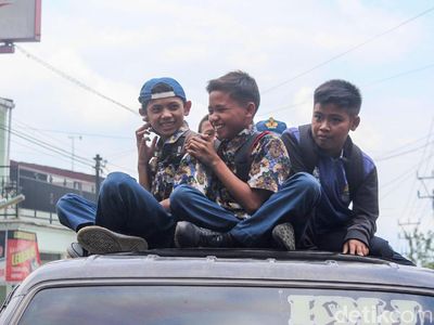 Ngeriii,.. Begini Tradisi Pelajar Garut Naik di Atap Mobil