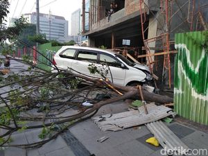 Sopir Ngantuk, Xenia Seruduk Bangunan di Jalan Ahmad Yani