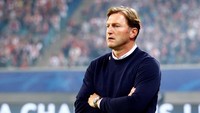 Ralp Hassenheutl tengah mengganggur usai meninggalkan RB Leipzig akhir musim lalu. Hassenheutl yang mencuat bersama Leipzig tentu punya kapasitas menangani Manchester United. (Hannibal Hanschke/Reuters)