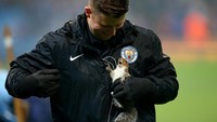Petugas yang menangkap pun terlihat geli melihat ulah si tupai, yang kemudian dilepaskan di tempat aman sebelum kick-off. Foto: Alex Livesey/Getty Images
