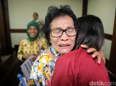 Foto: Tangis Bahagia Warga Bukit Duri di PN Jakpus