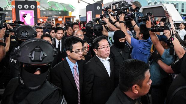 Gooi Son Seng (tengah) pengacara Siti Aisyah.