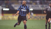 Ronaldo Luis Nazario Da Lima adalah pesepakbola Brasil kedua yang mendapat award ini. Setelah yang pertama tahun 1996, Ronaldo memenanginya lagi pada 1997 dan 2002 (Getty Images)