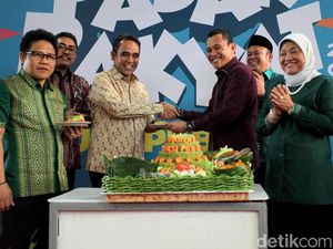 Hadiri HUT F-PKB, Sekjen Gerindra Dapat Potongan Tumpeng