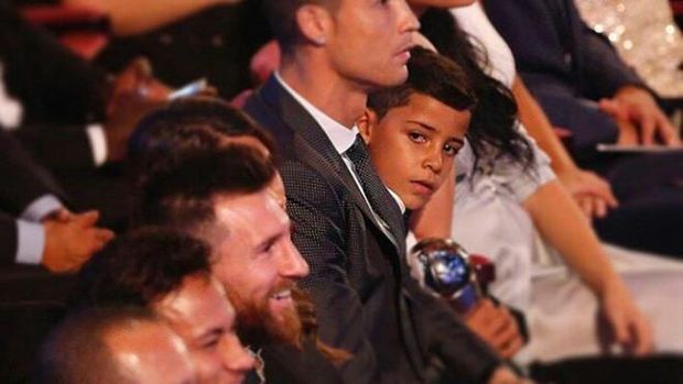 Reaksi Anak Ronaldo saat bertemu Messi Idolanya