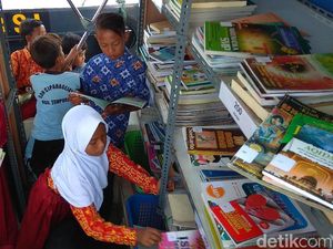 Kapal Pintar Polres Karawang Berantas Buta Huruf Anak Nelayan