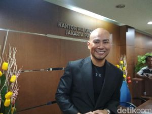 Gaya Deddy Corbuzier Bantu Angkat Beban Kekasih Disorot Netizen Gaya Deddy Corbuzier Bantu Angkat Beban Kekasih Disorot Netizen