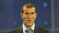 Zinedine Zidane pertama kali menjadi pemain terbaik dunia pada 1998. Dia memenanginya lagi pada tahun 2000 dan 2003 (Getty Images)