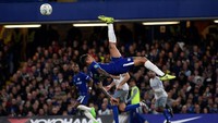 Kenedy melakukan tendangan salto. Dalam pertandingan ini, pemain muda Chelsea seperti Kenedy, Charly Musonda serta Ethan Ampadu tampil bagus dan mendapat sanjungan dari Antonio Conte. Dylan Martinez/Reuters.