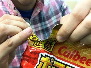 Dengan Cara Unik Ini, Buka Kemasan Keripik Jadi Lebih Mudah!