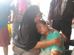 Ibu Ini Menangis, Adiknya di Pabrik yang Meledak Belum Ditemukan