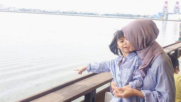 Sweet! Potret Kedekatan Ibu dan Anak Tirinya