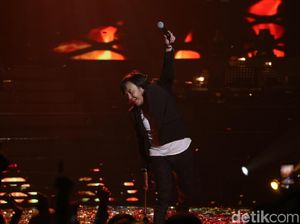 Rangkuman Perjalanan Sang Musisi di 25 Tahun Ari Lasso Sepenuh Hati