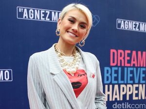 Agnez Mo Beri Raphael Maitimo Api untuk Debut Bersama Persita Agnez Mo Beri Raphael Maitimo Api untuk Debut Bersama Persita