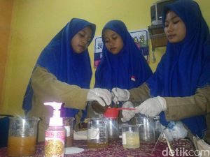Limbah Kulit Kacang Diubah Jadi Hand Sanitizer Ala Pelajar Lamongan