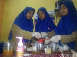 Limbah Kulit Kacang Diubah Jadi Hand Sanitizer Ala Pelajar Lamongan