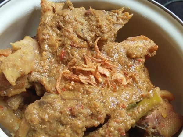 Tanggapi Klaim Rendang Ayam Renyah, Netizen Balas dengan Meme Kreatif