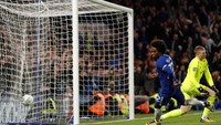 Willian berhasil menyarangkan bola ke gawang Everton di menit ke-90. John Sibley/Reuters.
