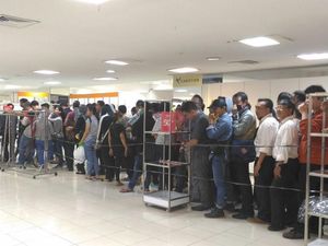 Toserba Bertumbangan, Pengusaha Ritel: Buka-Tutup Toko Biasa