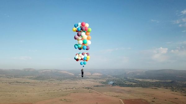 Momen Menakjubkan Saat Pria Terbang dengan Balon Bak Film Up