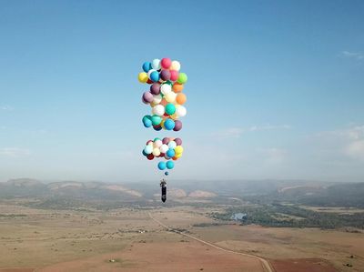 Momen Menakjubkan Saat Pria Terbang dengan Balon Bak Film Up