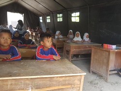 Sekolah Mau Ambruk, Siswa SD di Banten Dievakuasi ke Tenda