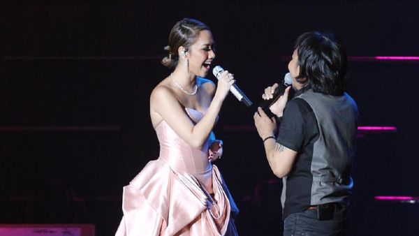 Melly Goeslaw hingga BCL Jadi Tamu di Konser Ari Lasso