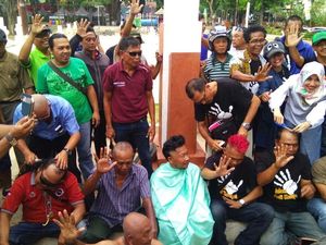 Foto: Bupatinya Kena OTT KPK, Warga Nganjuk Potong Rambut Massal