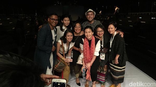 Foto: Wajah Berseri Veronica Tan saat Nonton Fashion Show Obin