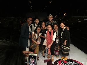 Foto: Wajah Berseri Veronica Tan saat Nonton Fashion Show Obin