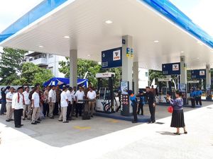 Jonan Resmikan SPBU VIVO di Cilangkap Jonan Resmikan SPBU VIVO di Cilangkap