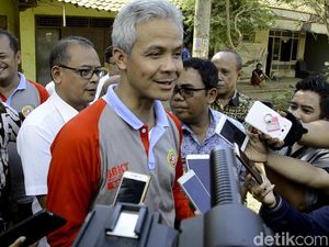 6 Ton Apem Diperebutkan Warga di Tradisi Yaqowiyu