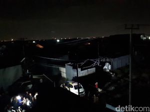 Inafis Olah TKP, Listrik Permukiman Dekat Pabrik Petasan Dimatikan Inafis Olah TKP, Listrik Permukiman Dekat Pabrik Petasan Dimatikan