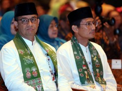 Anies-Sandi Akhiri Kontroversi Tarawih di Monas