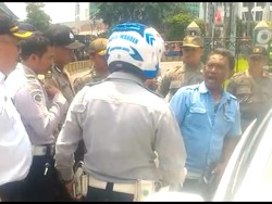 Begini Momen Sopir Taksi di Jaksel Menangis karena Keseringan Ditilang