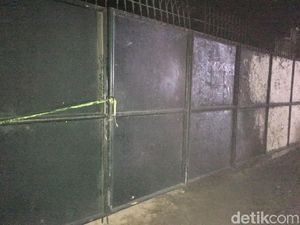 Melihat Gerbang yang Disebut Terkunci Saat Pabrik Kembang Api Meledak Melihat Gerbang yang Disebut Terkunci Saat Pabrik Kembang Api Meledak