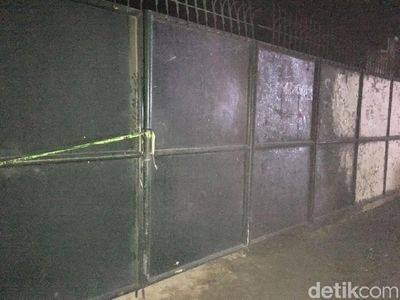 Melihat Gerbang yang Disebut Terkunci Saat Pabrik Kembang Api Meledak