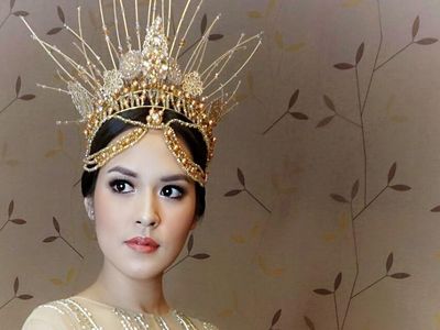 Foto: Syahrini Hingga Raisa, 8 Gaya Selebriti Pakai Hiasan Kepala Dramatis