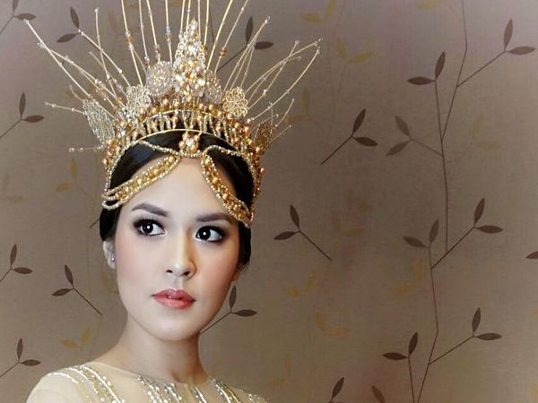 Foto: Syahrini Hingga Raisa, 8 Gaya Selebriti Pakai Hiasan Kepala Dramatis