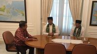 Foto: Saat Anies-Sandi Jalan Kaki dan Temui Wapres JK