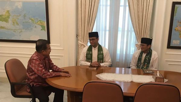 Foto: Saat Anies-Sandi Jalan Kaki dan Temui Wapres JK