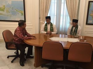 Foto: Saat Anies-Sandi Jalan Kaki dan Temui Wapres JK