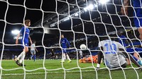 Dominic Calvert-Lewin memperkecil kedudukan di masa injury time. Pemuda berusia 20 tahun itu merobek gawang Chelsea setelah memanfaatkan kemelut di mulut gawang. Dylan Martinez/Reuters.