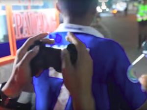 Pemuda Bersenjata Stik PS Lawan Polantas di Polisi Zaman Now