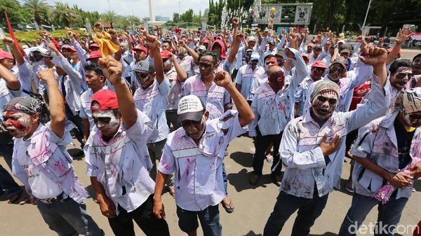 Minta Perhatian Jokowi, Sopir Truk Tangki Pertamina Berdandan Zombie