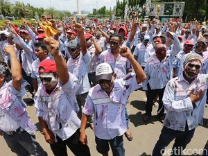 Minta Perhatian Jokowi, Sopir Truk Tangki Pertamina Berdandan Zombie