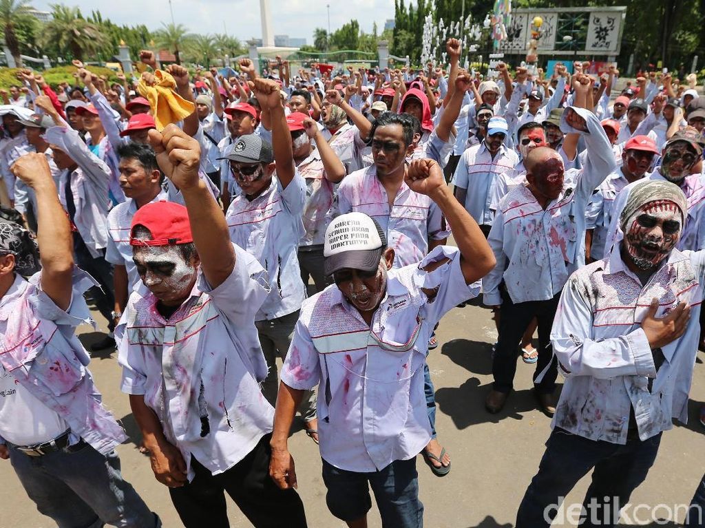Minta Perhatian Jokowi, Sopir Truk Tangki Pertamina Berdandan Zombie Minta Perhatian Jokowi, Sopir Truk Tangki Pertamina Berdandan Zombie