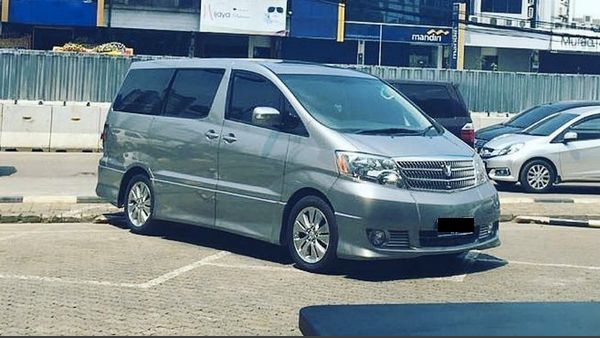 Duh, Alphard Parkirnya Ngacak